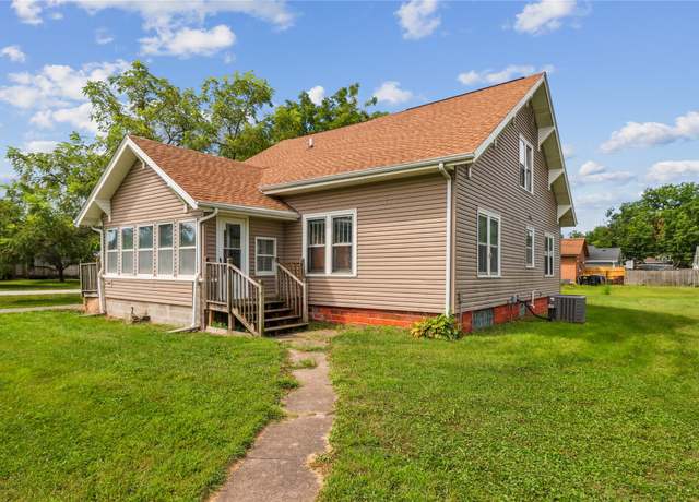 Property at 540 7th St, Waukee, IA 50263, 4 beds, 3 baths