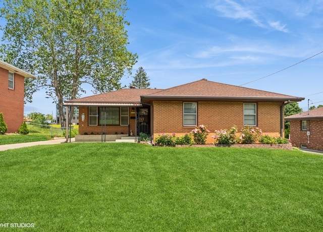 Property at 633 Clegg Rd, West Des Moines, IA 50265, 3 beds, 2 baths