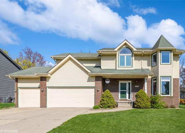 Property at 1017 58th St, West Des Moines, IA 50266, 3 beds, 2.5 baths