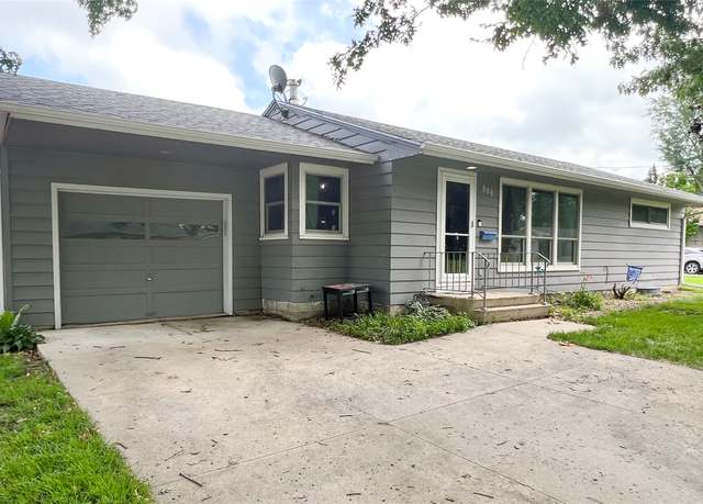 Property at 808 E 14th St S, Newton, IA 50208, 3 beds, 2 baths