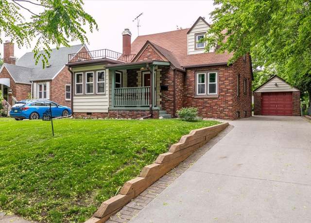 Property at 862 40th Pl, Des Moines, IA 50312, 3 beds, 1.5 baths