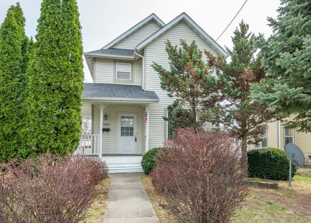 Property at 1623 8th St, Des Moines, IA 50314, 3 beds, 1.5 baths