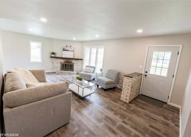 Property at 3856 E Broadway Ave, Des Moines, IA 50317, 3 beds, 1 bath