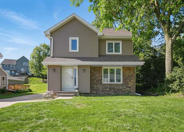 Property at 7052 Plum Dr, Urbandale, IA 50322, 3 beds, 1.5 baths