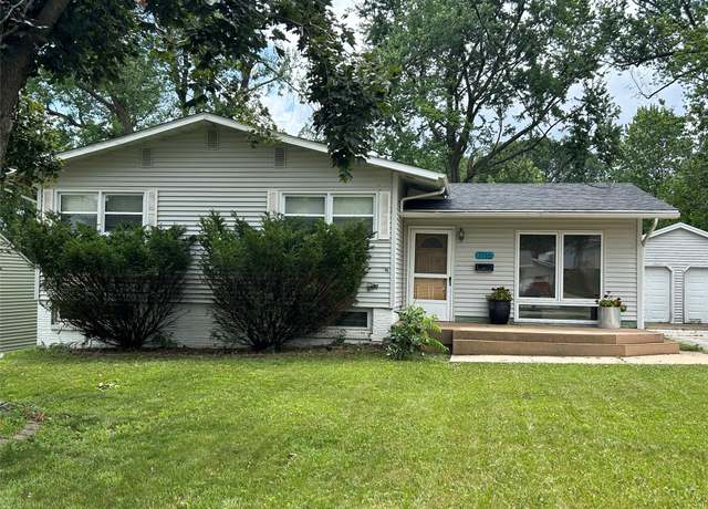 Property at 7116 Maple Dr, Urbandale, IA 50322, 4 beds, 2 baths