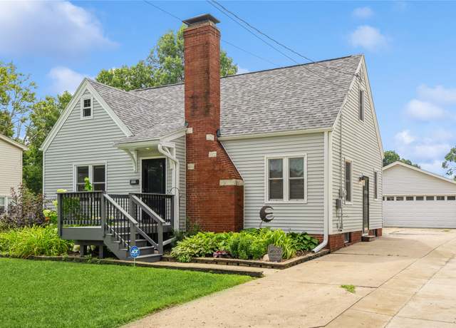 Property at 4000 Fagen Dr, Des Moines, IA 50310, 3 beds, 1.5 baths
