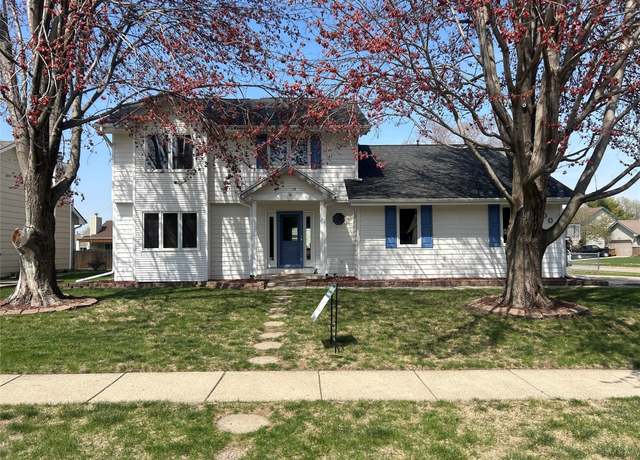 Property at 8001 Brookview Dr, Urbandale, IA 50322, 3 beds, 2.5 baths