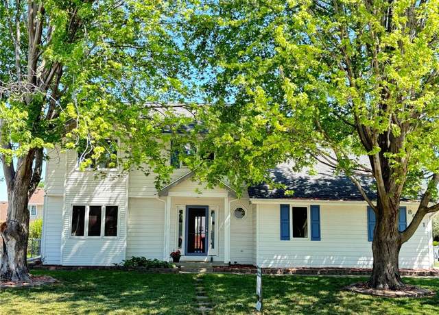 Property at 8001 Brookview Dr, Urbandale, IA 50322, 3 beds, 2.5 baths