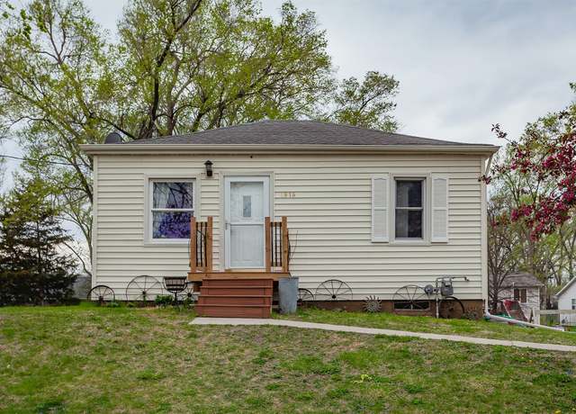 Property at 1916 E 40th Ct, Des Moines, IA 50317, 2 beds, 2 baths