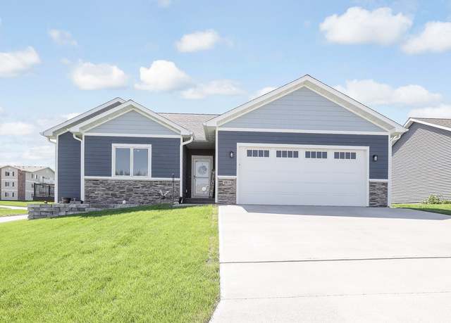 Property at 1815 S 2nd St, Oskaloosa, IA 52577, 4 beds, 3.5 baths