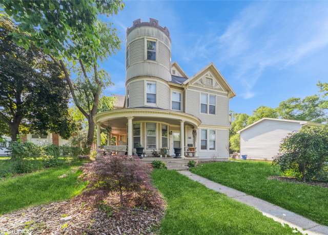 Property at 1418 E 9th St, Des Moines, IA 50316, 6 beds, 4 baths