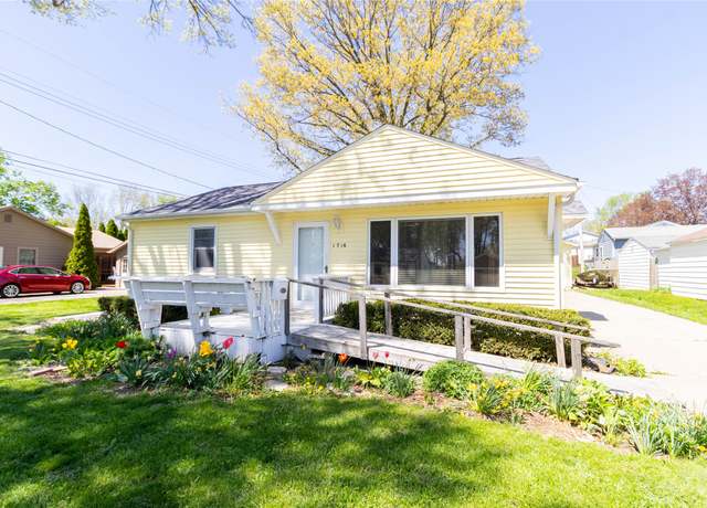 Property at 1716 N 2nd Ave E, Newton, IA 50208, 3 beds, 2 baths