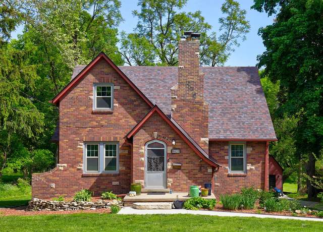 Property at 4037 Amick Ave, Des Moines, IA 50310, 3 beds, 2 baths