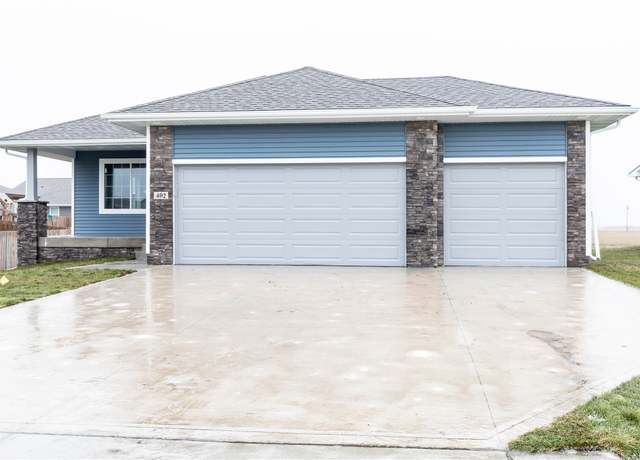 Property at 402 NE Madison Ave, Elkhart, IA 50073, 4 beds, 3 baths
