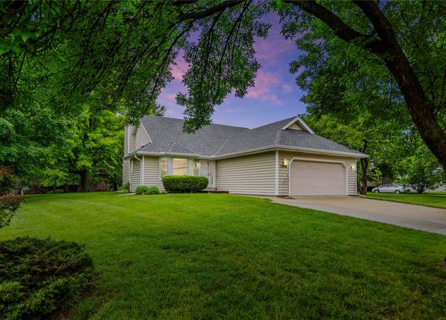 Property at 1000 Prairie View Dr, West Des Moines, IA 50266, 2 beds, 3 baths