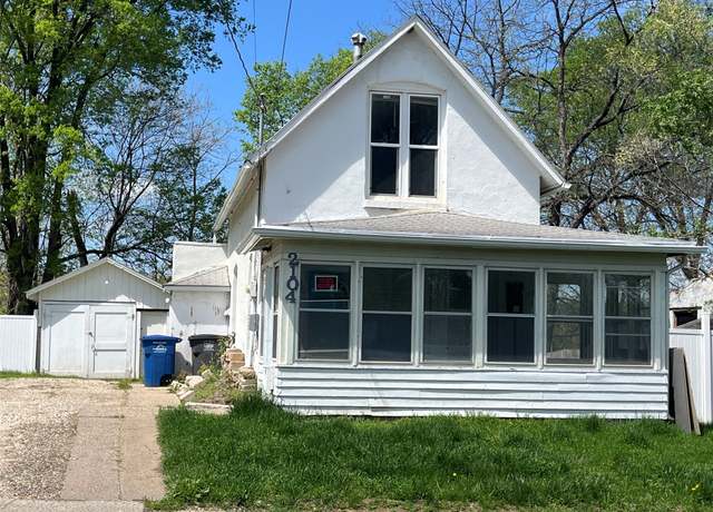 Property at 2104 23rd St, Des Moines, IA 50310, 2 beds, 1 bath