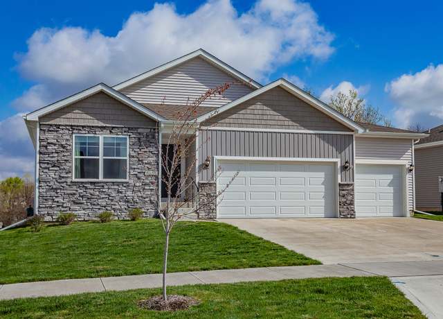 Property at 4944 Grandview Ave, Des Moines, IA 50317, 4 beds, 3 baths