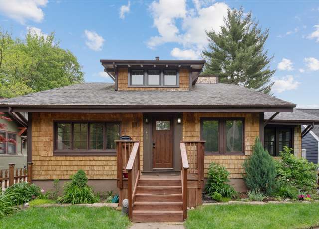 Property at 1439 46th St, Des Moines, IA 50311, 3 beds, 2 baths