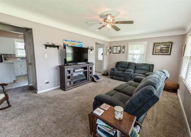 Property at 1233 Carrie Ave, Des Moines, IA 50315, 2 beds, 2 baths