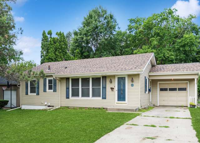 Property at 936 14th St, West Des Moines, IA 50265, 3 beds, 2 baths