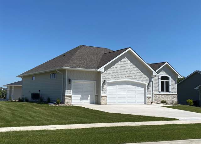 Property at 915 Chestnut Dr, Waukee, IA 50263, 4 beds, 3 baths