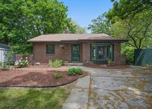 Property at 1919 Arlington Ave, Des Moines, IA 50314, 2 beds, 1.5 baths