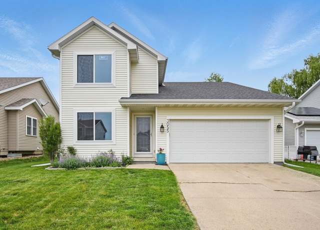Property at 3055 E 52nd St, Des Moines, IA 50317, 3 beds, 2.5 baths
