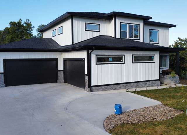 Property at 1010 Frederick Ave, Des Moines, IA 50315, 5 beds, 5.5 baths
