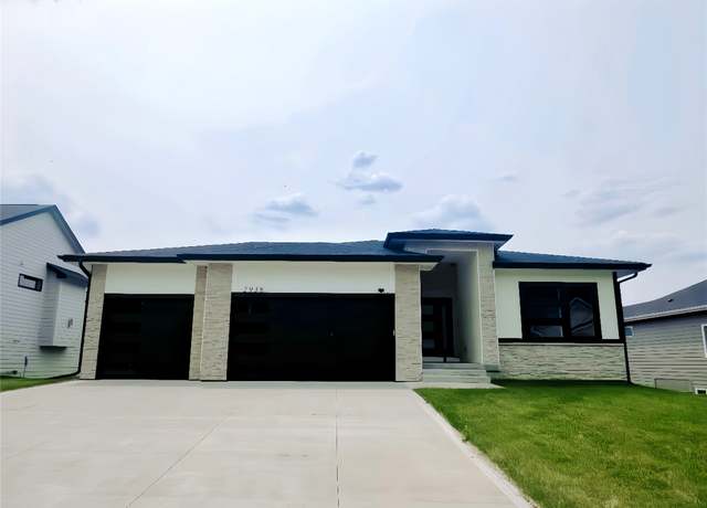 Property at 2938 NE Brentwood Cir, Grimes, IA 50111, 5 beds, 3 baths