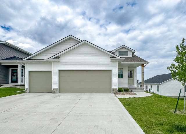Property at 2904 Bluebell Ln, Pella, IA 50219, 3 beds, 2 baths