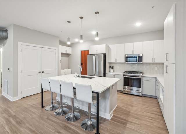 Property at 450 SW 7th St #208, Des Moines, IA 50309, 2 beds, 2 baths