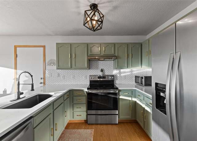 Property at 400 Coral Ridge Blvd, Pleasant Hill, IA 50327, 3 beds, 3 baths