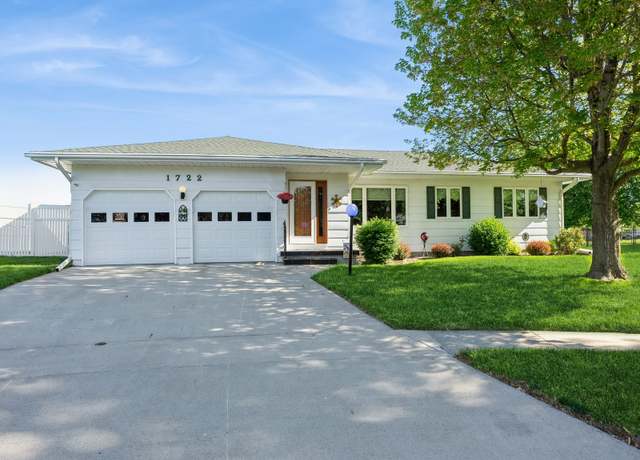 Property at 1722 N 10th Ave E, Newton, IA 50208, 3 beds, 2.5 baths