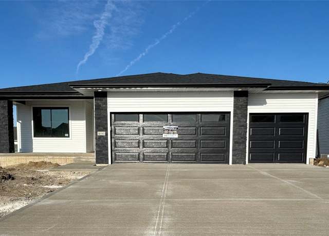 Property at 16541 Bentwood Dr, Urbandale, IA 50323, 4 beds, 3 baths
