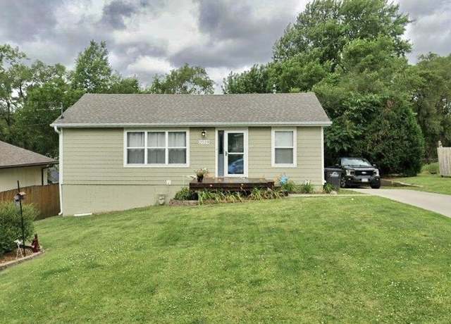 Property at 2028 SW 1st St SW, Des Moines, IA 50315, 3 beds, 2 baths