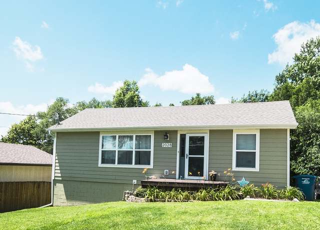 Property at 2028 SW 1st St SW, Des Moines, IA 50315, 3 beds, 2 baths