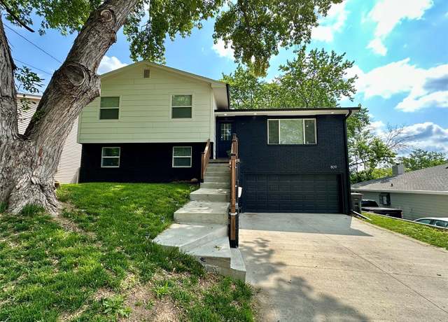 Property at 809 Knob Hill Dr, Des Moines, IA 50317, 3 beds, 2 baths