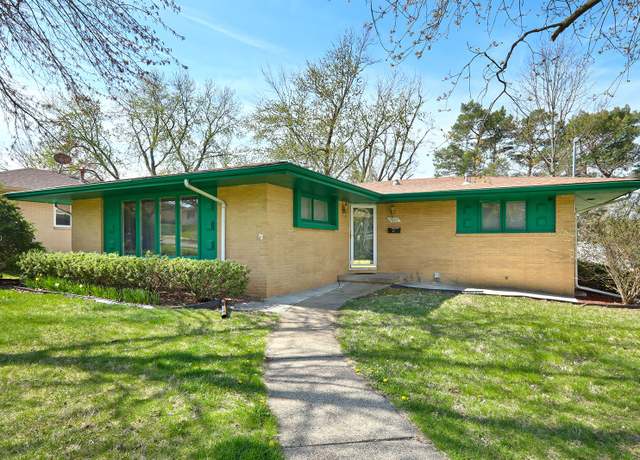 Property at 7422 Oak Brook Dr, Urbandale, IA 50322, 3 beds, 2 baths
