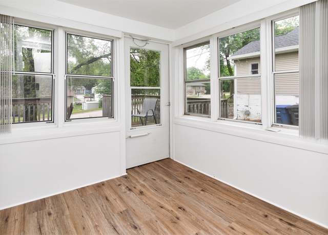 Property at 5812 SW 5th St, Des Moines, IA 50315, 2 beds, 1 bath