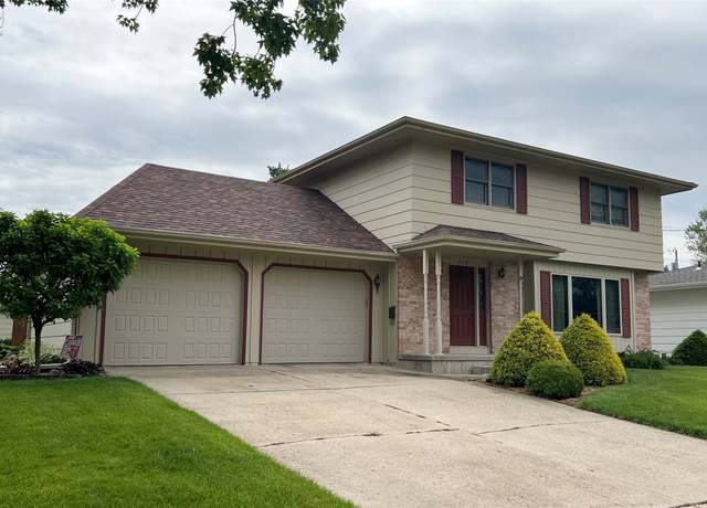 Property at 210 E 24th St N, Newton, IA 50208, 4 beds, 2.5 baths