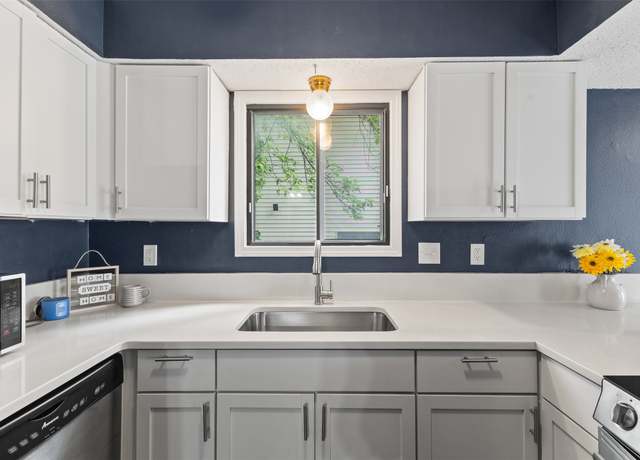 Property at 1913 E Bell Ave, Des Moines, IA 50320, 3 beds, 1.5 baths