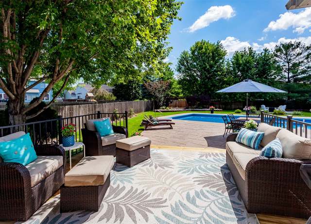 Property at 2507 135th St, Urbandale, IA 50323, 5 beds, 3.5 baths