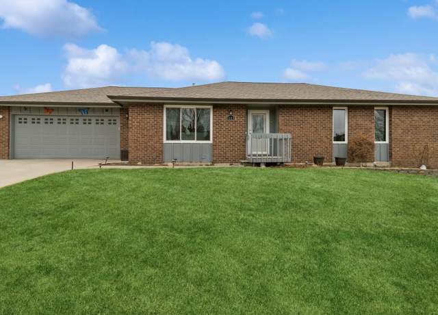 Property at 1115 E 7th St, Pella, IA 50219, 4 beds, 3 baths
