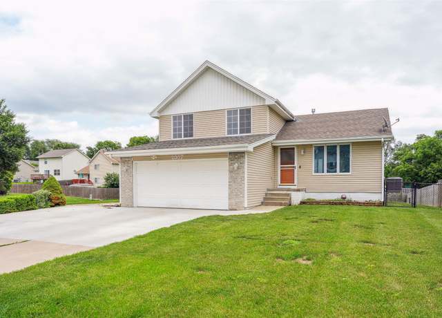 Property at 2907 E 43rd St, Des Moines, IA 50317, 3 beds, 2.5 baths