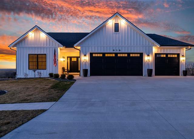 Property at 918 Lakeview Dr, Pella, IA 50219, 4 beds, 3.5 baths