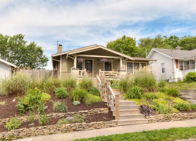 Property at 1206 47th St, Des Moines, IA 50311, 3 beds, 2 baths