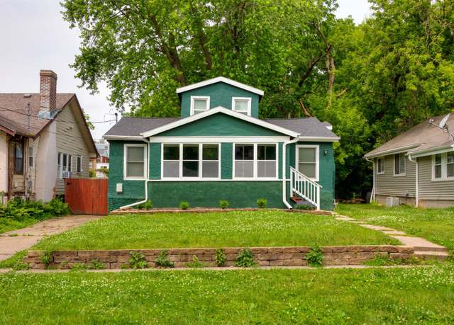 Property at 1012 28th St, Des Moines, IA 50311, 3 beds, 1 bath