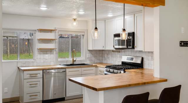 Photo of 900 Circle Dr, Carlisle, IA 50047