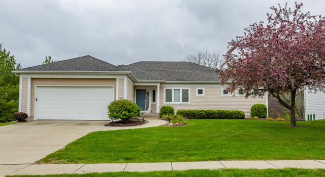 Photo of 9840 Brookview Dr, Urbandale, IA 50322