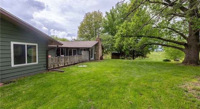 Photo of 4 Oakland Dr, Grinnell, IA 50112